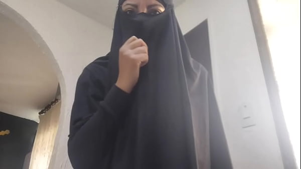 Milf Arab Mengocok Memek Sampai Muncrat Dan Orgasme Keras Di Webcam, Pakai Niqab Dan Hijab Seksi