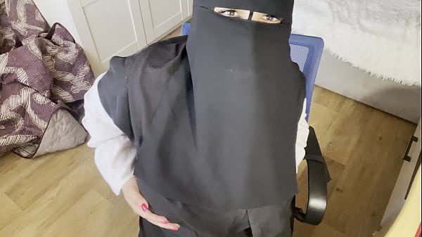 Wanita Turki Bermata Indah Pakai Hijab, Ngocok Lewat Celana Ketat Bikin Basah.