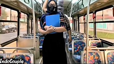 Istri Muslim Pulang Kampus Naik Bus Sendirian, Langsung Digaruk Penumpang Gelap Di Atas Hijabnya