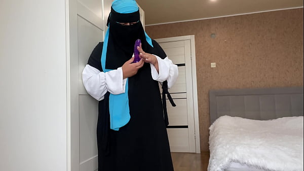 Istri Berjilbab Menemukan Mainan Seks Saat Bersih-bersih Dan Langsung Bergairah