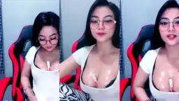 Kakak Seksi Berkacamata, Belahan Tetek Basah Bikin Ngiler.