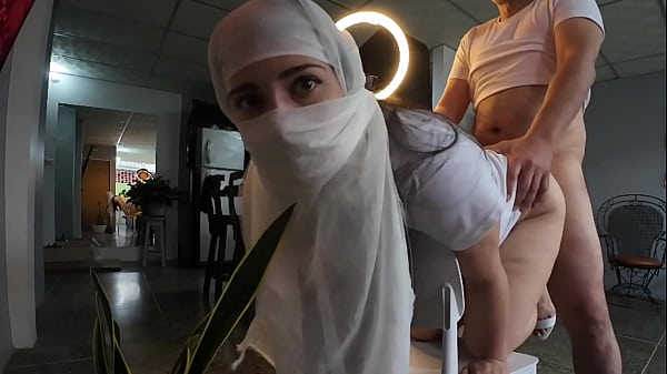 Ngentot Keras Di Pantat Bikin Cewek Jilbab Muncrat Puas.