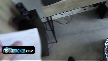 Gadis Latin Mungil Itu Bikin Stepdaddy-nya Klepek-klepek Sama Tubuh Mulusnya Yang Bikin Ngiler.