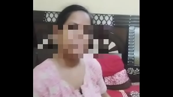 Desi Bhabi Lagi Haus, Minta Diguyur Abang-abang