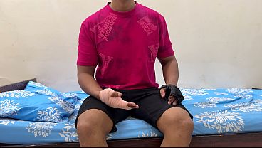 Ibu Tiri Bantu Anak Tiri Yang Luka Mandi, Malah Godain Dia. Akhirnya Berujung Ngehisap Kontolnya, Sebelum Digenjot Keras.
