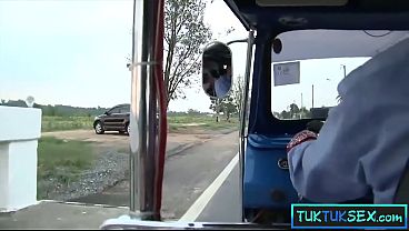 Ibu-ibu Thailand Abal-abal Dijalanan Langsung Digebukin Trus Dibawa Muter-muter Buat Main Bareng.