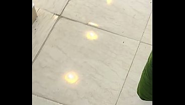 سباك وصاحبه ينيكوا شرموطة مصرية جامدة في بيتها – صوت واضح وجسم ملبن وهي بتتجنن من الكلام