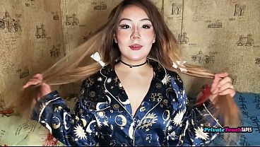 Gadis Rusia Montok Dengan Paha Besar Mainin Memek Sempitnya Sambil Dildo Nancep Dalem