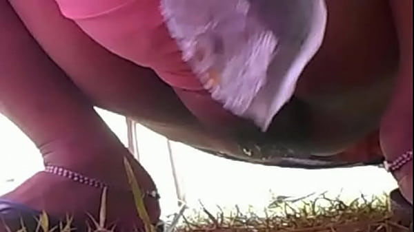 Desi Lagi Ngocok Pipisnya Sampe Becek