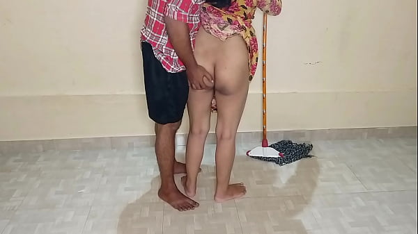 Kamar Mandi Lagi Ngepel, Tante Pembantu Disuruh Nyedot Kontol Sampe Muncrat!