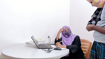 Bankir Hijab Montok Digebuk Petani Desa, Desi Chudai Panas.
