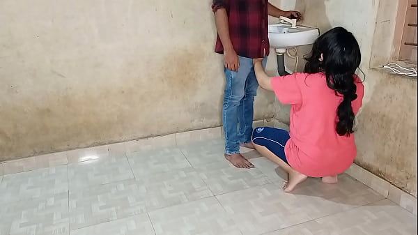 Bhabhi Ne Jawaan Plumber Se Apni Chut Ki Pyaas Bujhayi, Garam Xxx Sex Hindi Me!