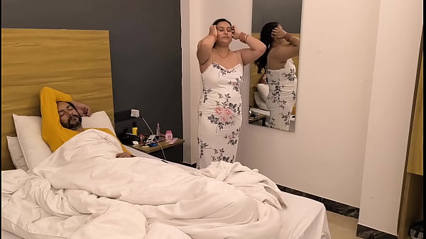 Desi Cewek Puja Si Bayi Mandi Pagi, Basah Kuyup Bikin Ngilu