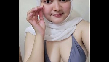 Hari-hari Pertama Goyang Senggol Pakai Hijab, Bikin Makin Panas Dan Basah.