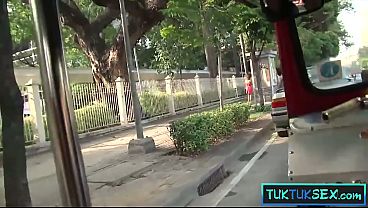 Bule Gede Jemput Tante Kampung Naik Tuk-tuk, Langsung Naik Kontol Besar.
