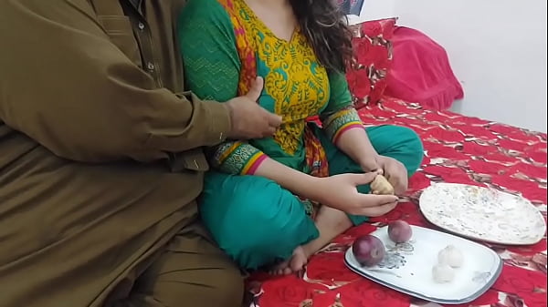 Bantu Ibu Tiri Lagi Potong Sayur, Habis Itu Aku Tobok Pantat Besarnya, Selingkuhin Bapak Tiri, Suara Hindi Jelas.