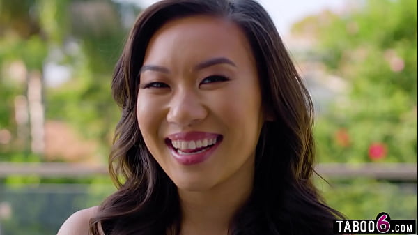 Ngebut Bareng Kimmy Kimm, Cewek Asia Mungil Yang Doyan Dijewer Pantatnya.