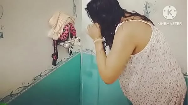 Desi Lagi Mandi, Basah-basahin Badan, Bikin Pengen Lihat Lebih.