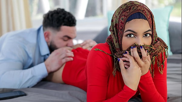 Kakak Tiri Yang Ngajarin Adik Hijabnya Hal-hal Panas Sebelum Nikah – Hijab Basah Kuyup