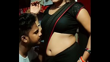 Desi Bhabhi Saree Pusat Penuh Gairah Romansa Panas