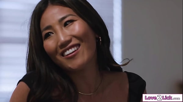 Mau Ngebuat Kenangan Lesbian Terakhir Di Kamar Lamamu Yang Bikin Basah?