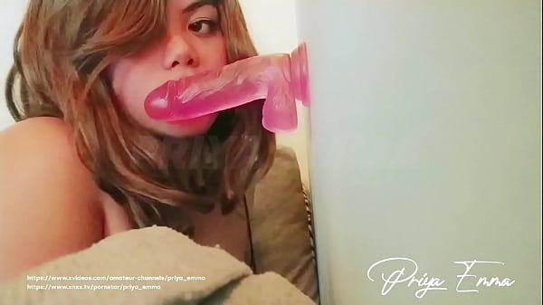 Paling Enak, Cewek India Arab Priya Emma Ngemut Dildo Sampai Basah, Closeup.