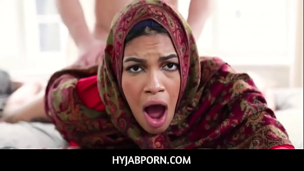 Maya Farrell, Si Hijab Seksi, Pantat Montok Dipaksa Nikah Muda