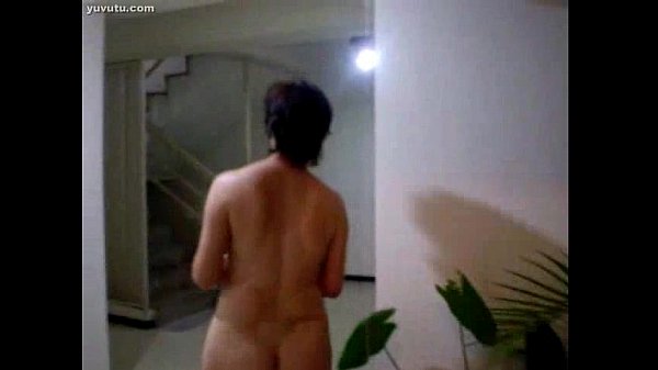 Mama China Tua Lagi Siram Tanaman, Sambil Nungguin Kontol Liar Buat Nyirami Lubangnya