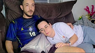 Irmãzinha Digita O Irmão No Sofá Enquanto O Brasil Joga, Gozo Escorrendo Na Tv
