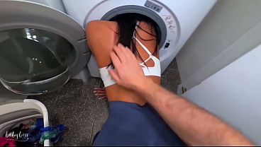 Ibu Tiri Kesepian Digenjot Adik Tiri Di Mesin Cuci, Mulutnya Penuh Air Mani Panas.